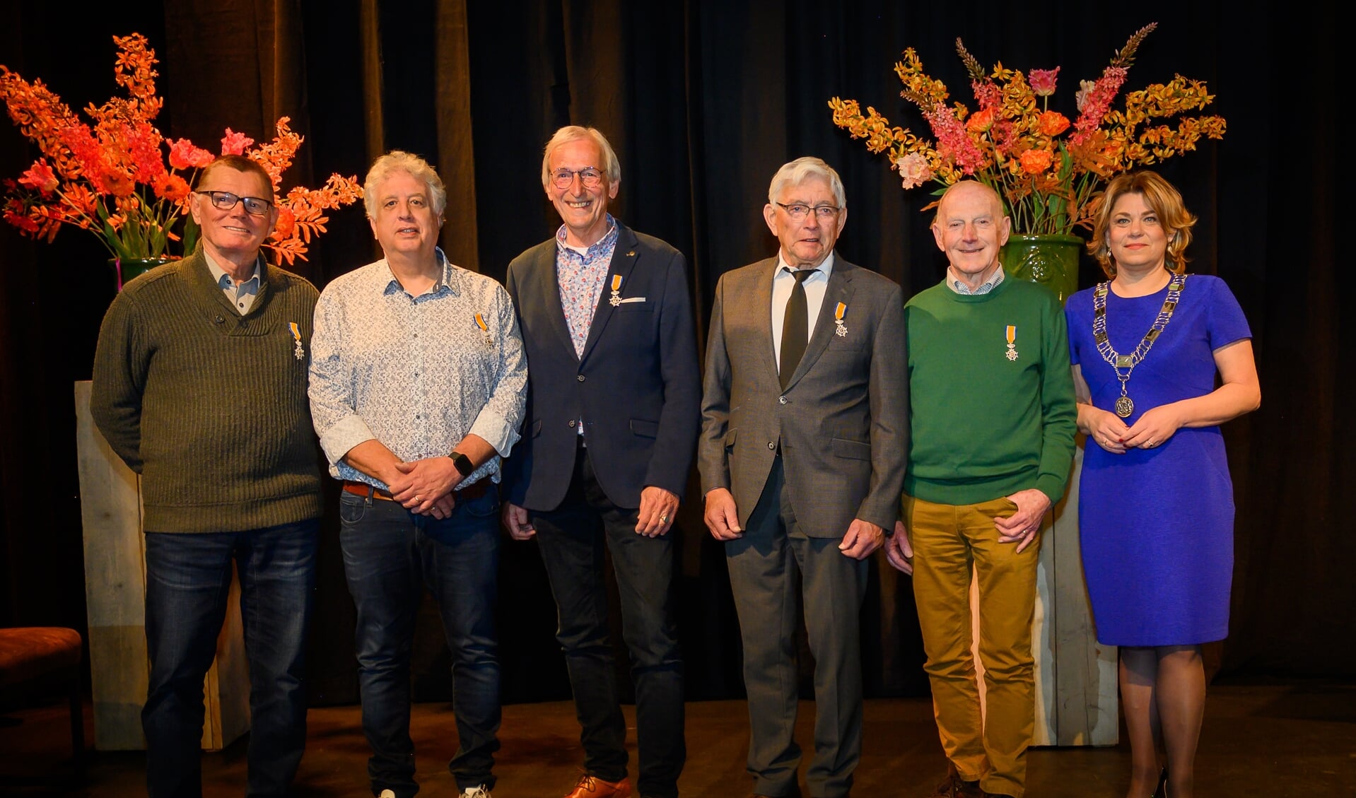 van links naar rechts: de heer L.R.E. Stam, de heer G.J.M. van der Sluijs, de heer G.J.M. Strikker, de heer J.A.M. Nijenhuis, de heer J.J.G. Henricks, burgemeester Sigrid Sengers