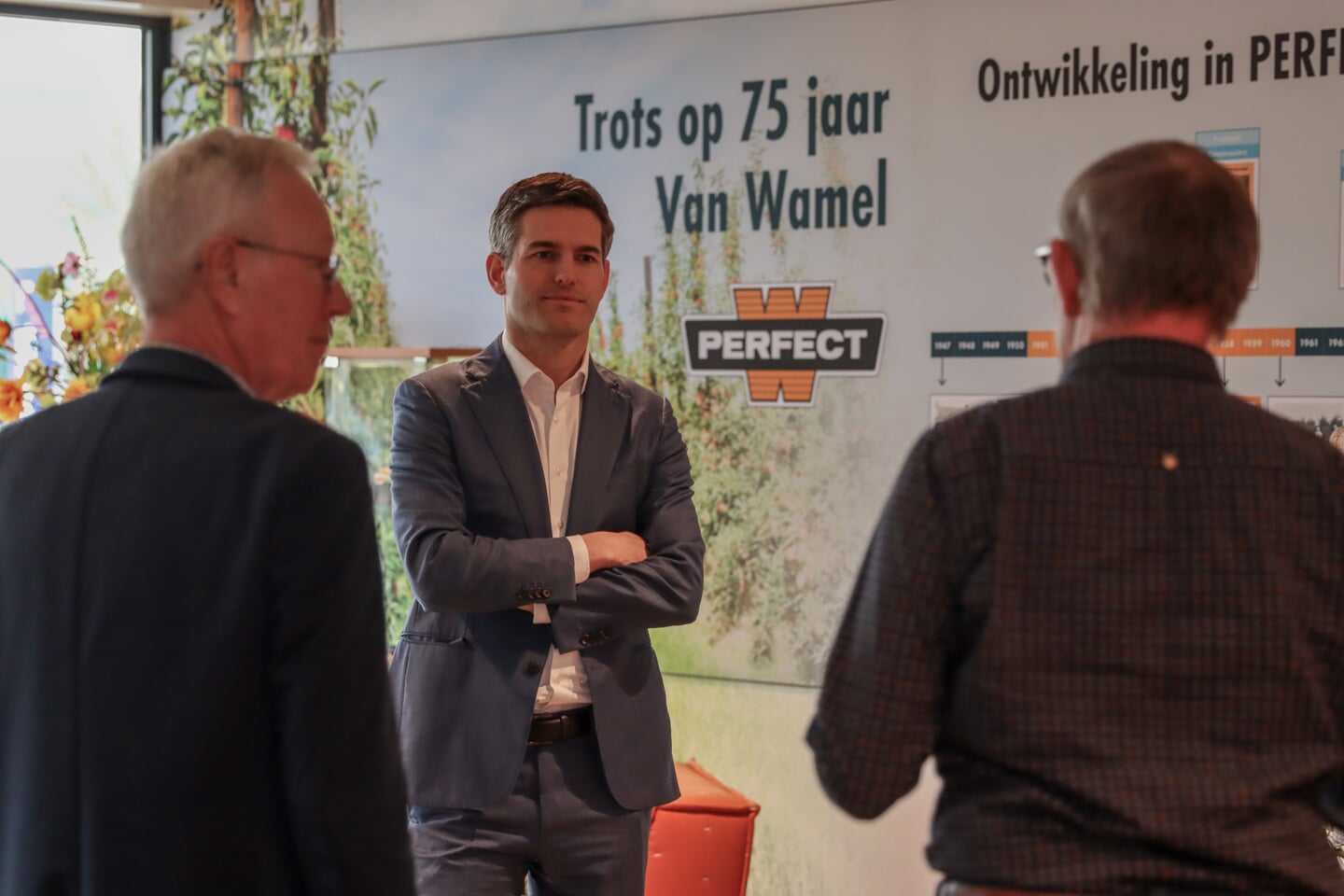 Europarlementariër Tom Berendsen op bezoek bij Perfect van Wamel in Beneden-Leeuwen