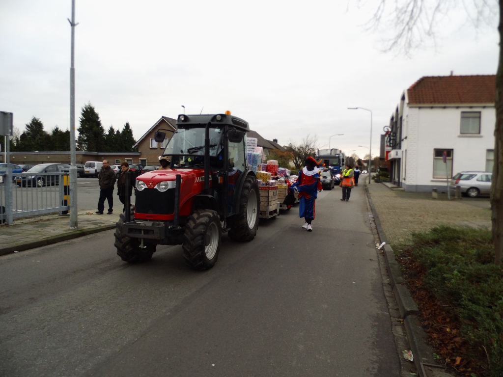 Vorig haar trokken de Pieten met een tractor en een vuilniswagen door Maas en Waal