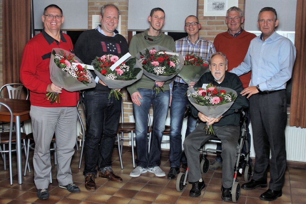 Ben de Vaan, Jeroen Prinssen, Wilco Hol, Bas Kuypers, Hans Berendsen, Twan Kohlen en op de voorgrond Dick van Wely. (foto: Twan van der Zandt)