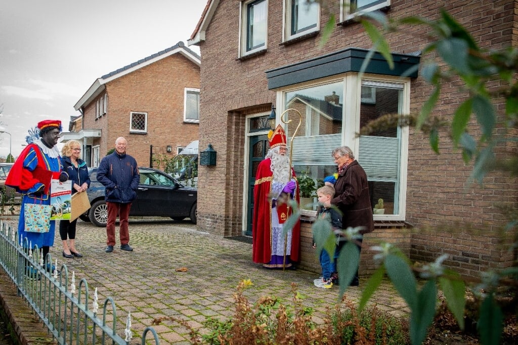Mevr. van Zuijlen-Hendriks ontvangt het kwartetspel van Sinterklaas.