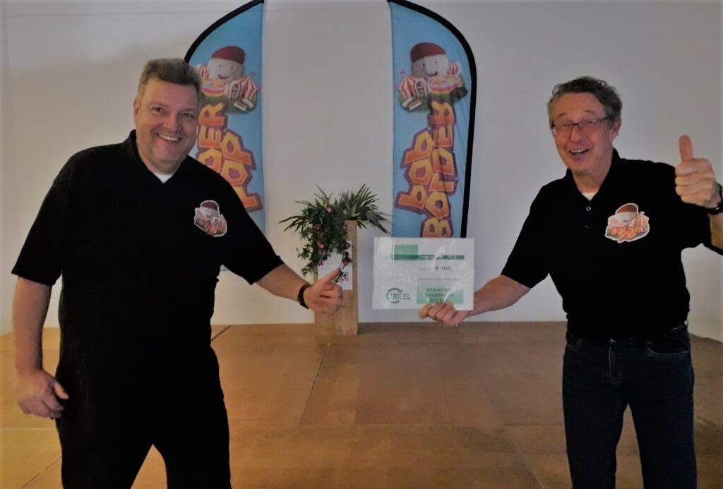 De cheque in ontvangst genomen door Willy Gommers en Frank den Biesen van de sponsorcommissie van Bolderpop