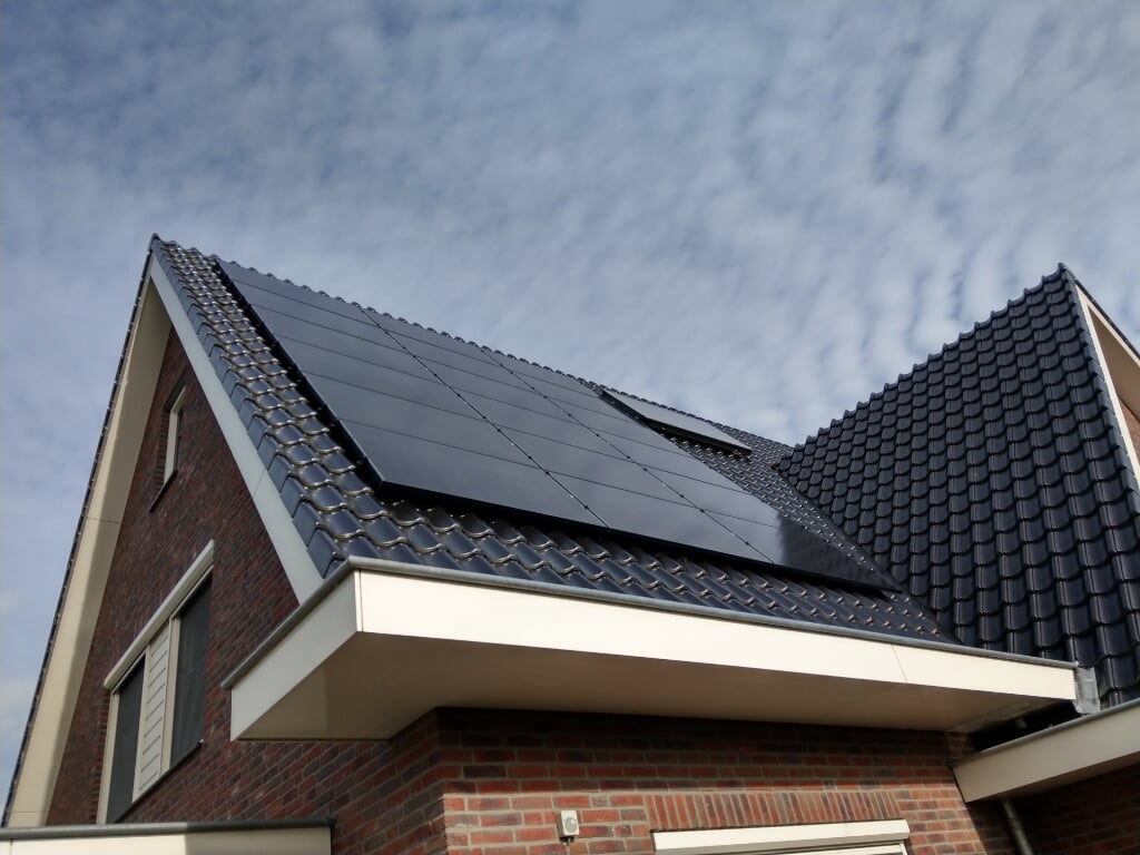 Een woning met zonnepanelen van Huisman Etech Experts.