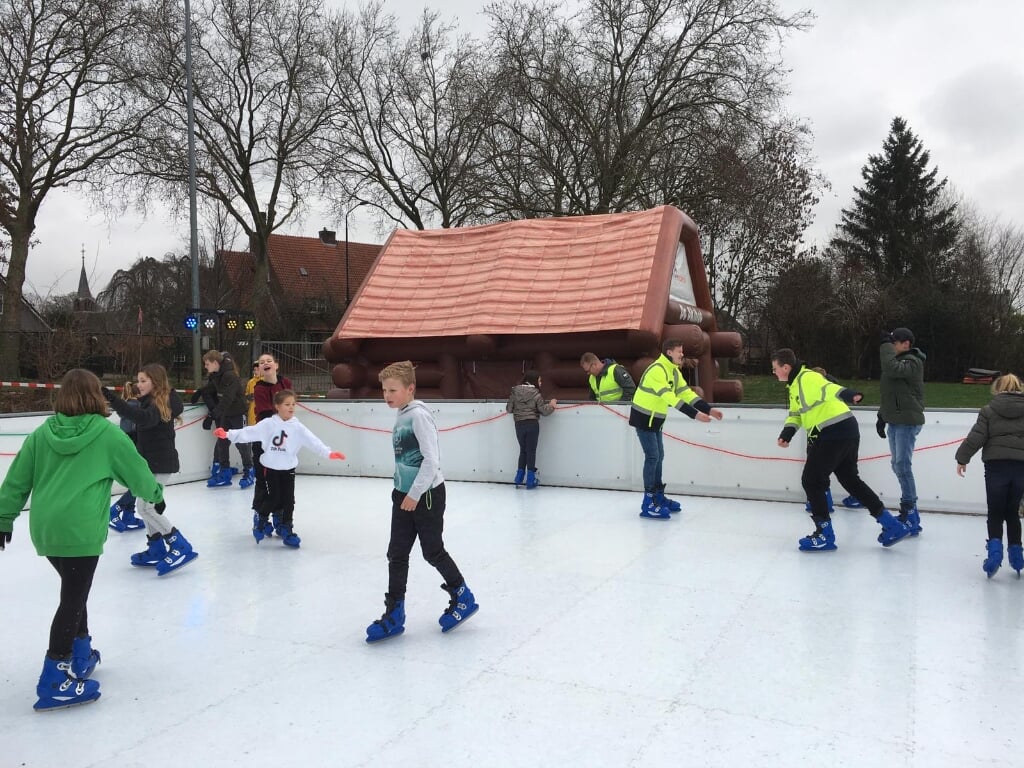 De jeugd vermaakte zich prima op de ijsbaan.