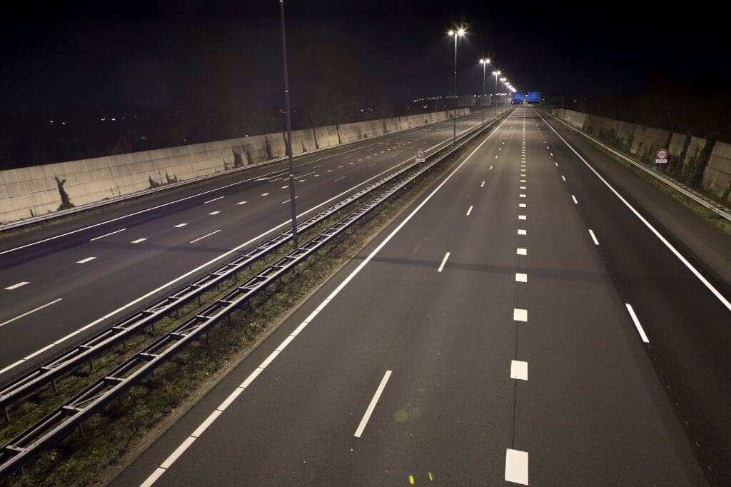 Snelweg A50 bij Ewijk tijdens de avondklok. 