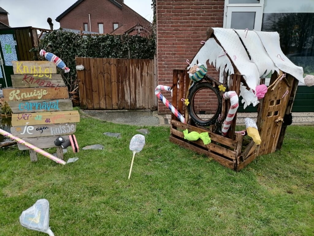 Lucas en Jaylinn hebben een Hans en Grietje huisje in de tuin gemaakt voor de sprookjestocht.
