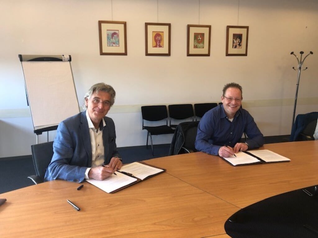 Wethouder Willy Brink en Richard Krutwagen ondertekenen de koopovereenkomst