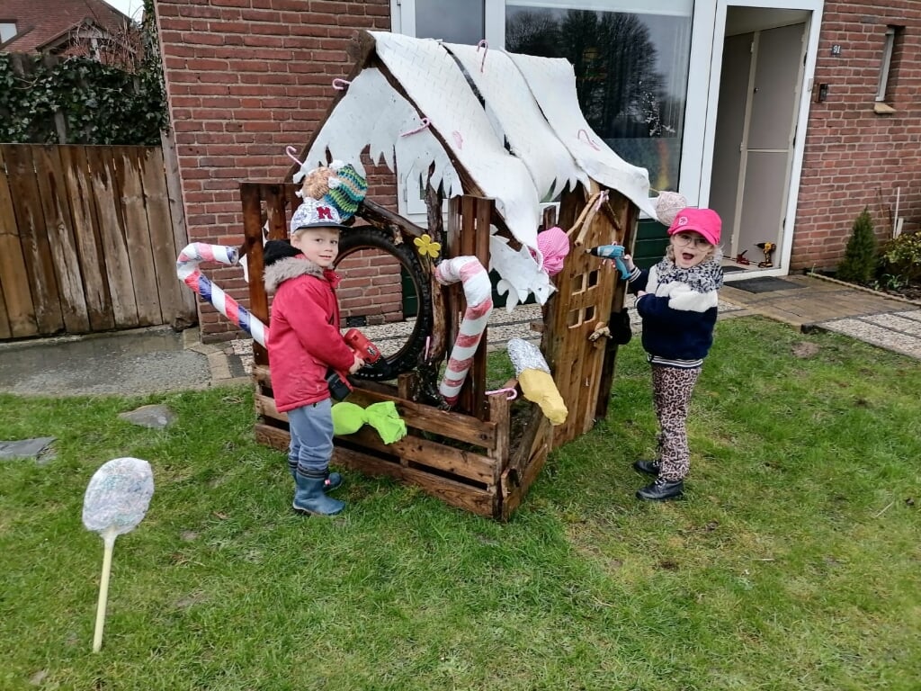 Lucas en Jaylinn hebben een Hans en Grietje huisje in de tuin gemaakt voor de sprookjestocht.