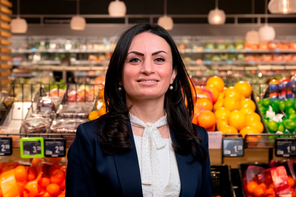 Supermarktmanager Yeliz Ates: “Albert Heijn Beuningen krijgt het allernieuwste winkelconcept.” 