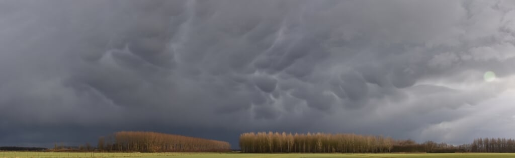 Prachtige wolkenpartijen tijdens lentestorm.
