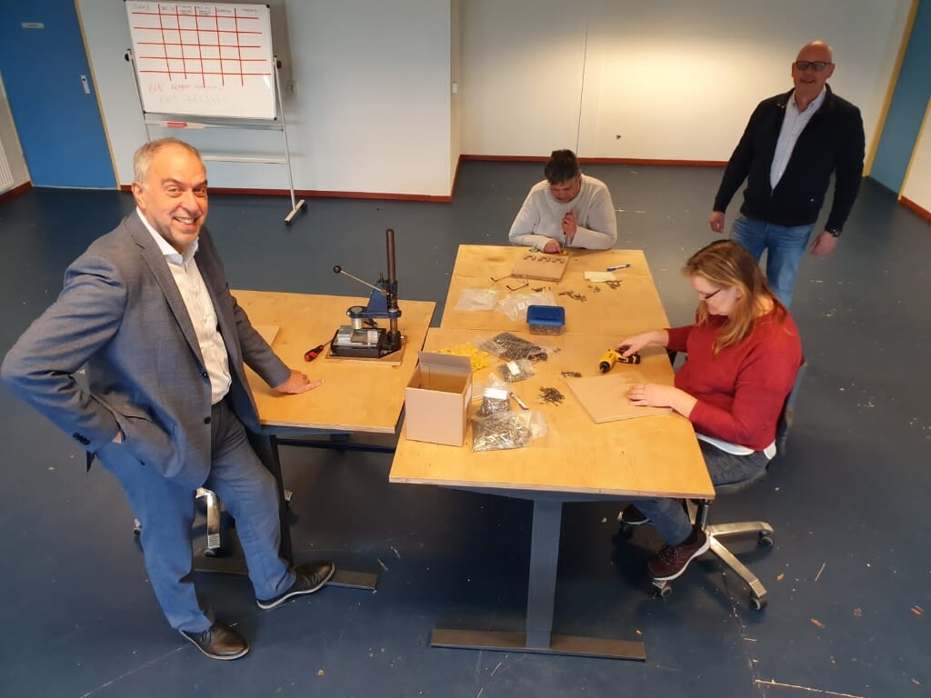 vlnr: 
Wethouder Bert van Swam, Nel, Petra en Ben van den Heuvel (nieuwe praktijkbegeleider)

