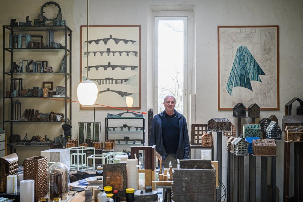 Cor Litjens in zijn atelier.