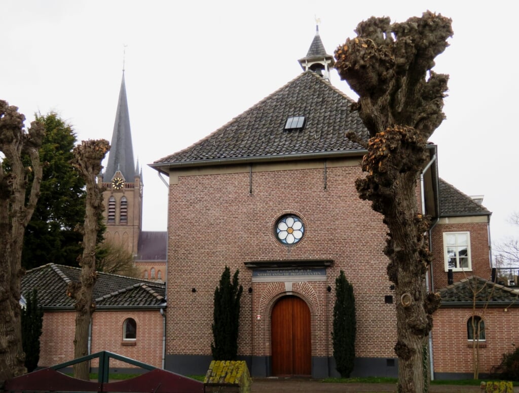 Protestantse kerk in Beuningen met de RK kerk op de achtergrond