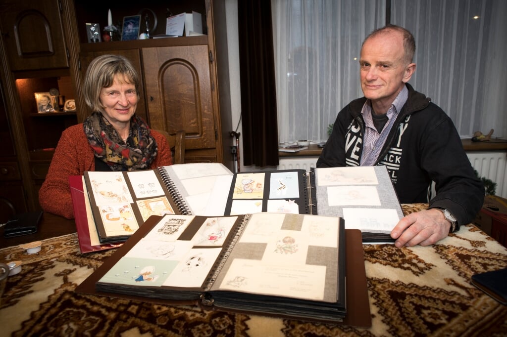 Elly en Wilbert Smits met de verzameling geboortekaartjes van hun overleden moeder. 