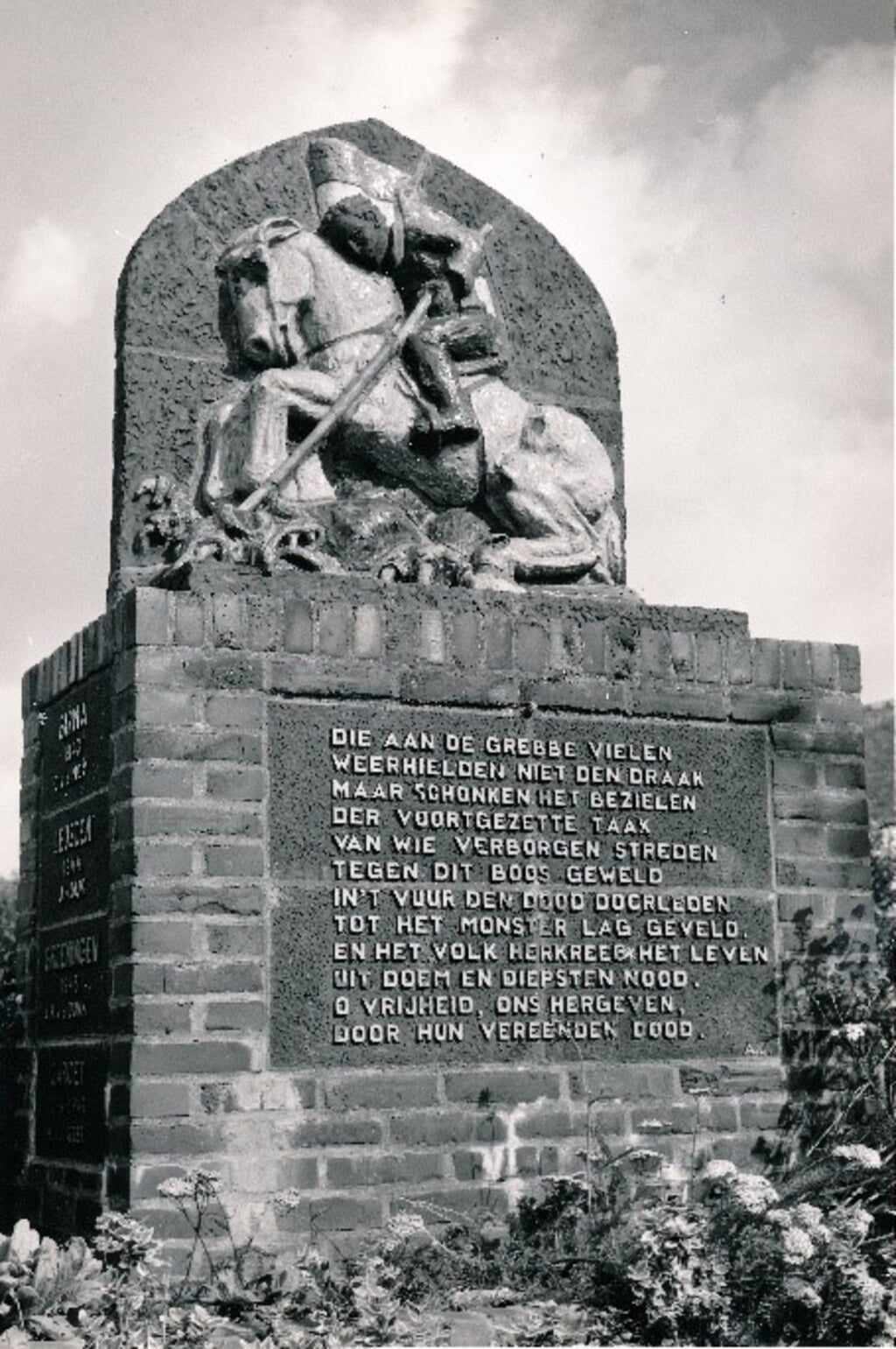 Het in de buurt van het Javaplein geplaatste oorlogsmonument in 1945/1946 