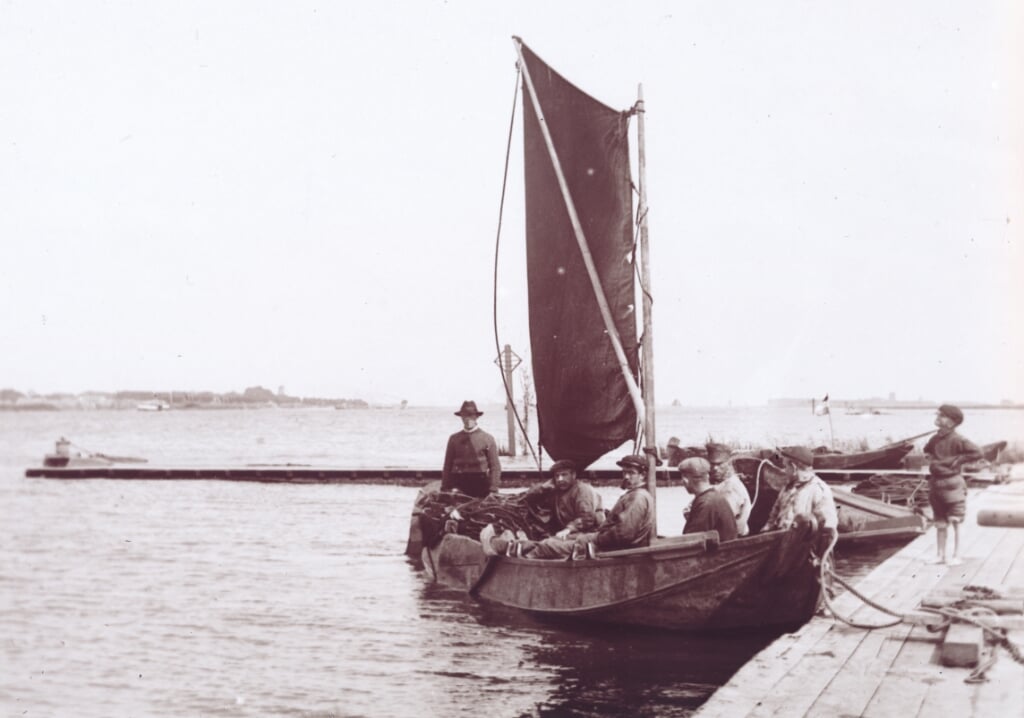 Vier mannen met steur en vissersboot ten tijde van Mürrig Waoter.