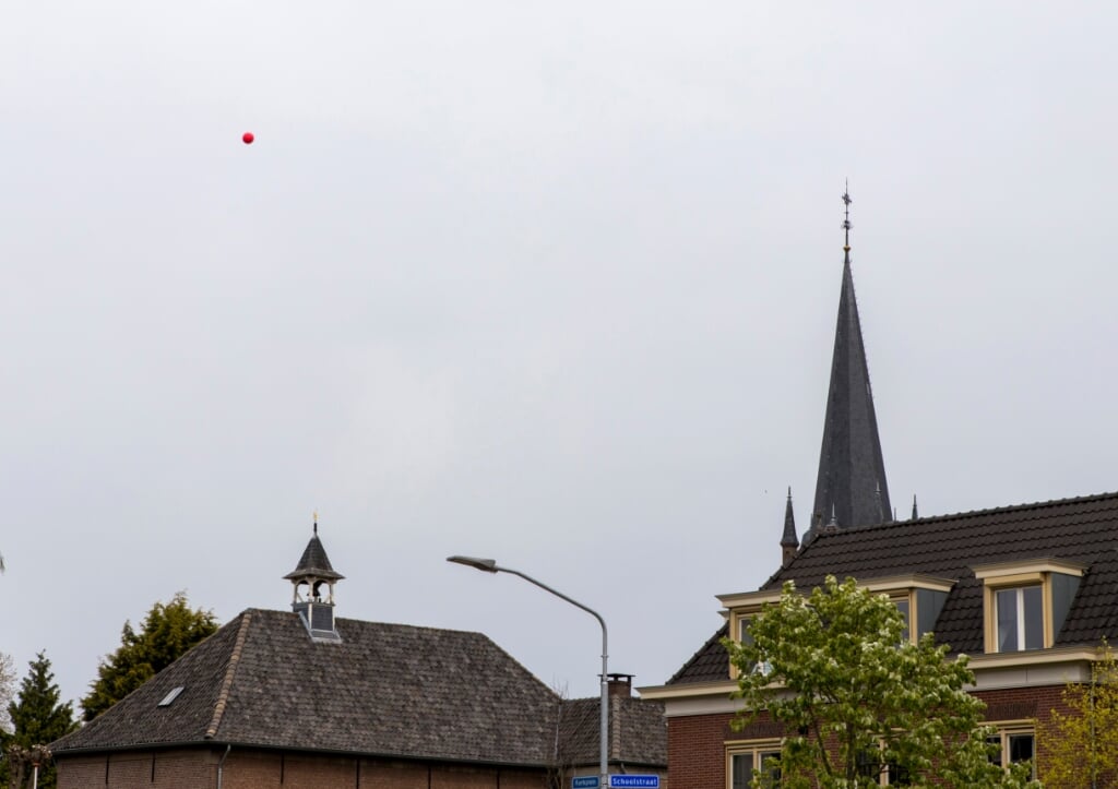 Actie van de Stichting Tegenwind op het Julianaplein in Beuningen. Een ballon wordt opgelaten tot een hoogte van 245 meter. 