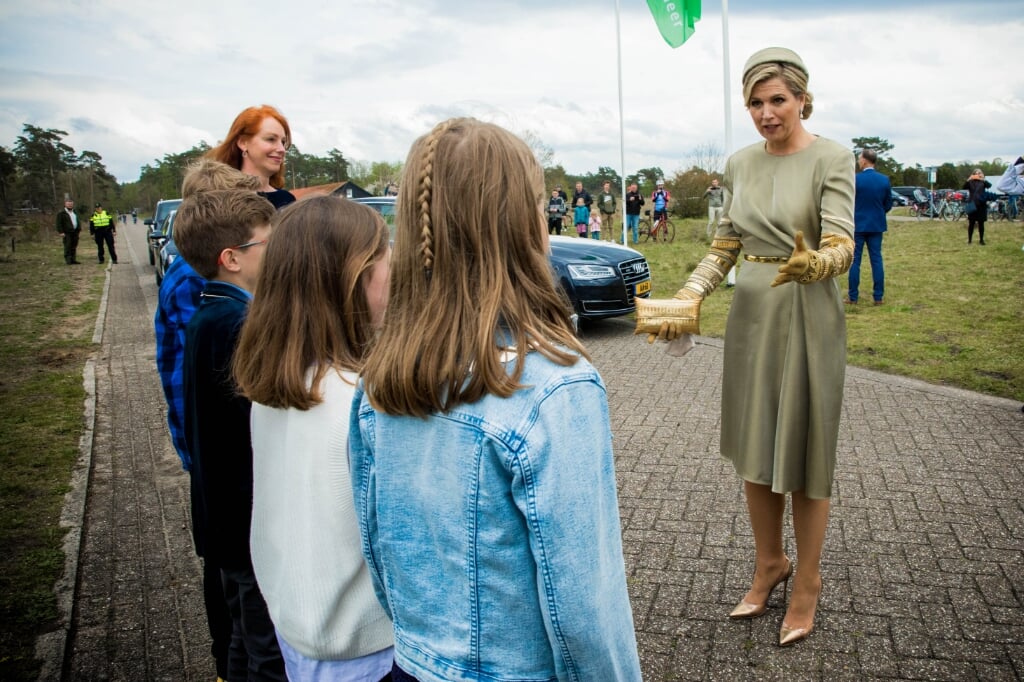 Koningin Máxima in gesprek met een aantal leerlingen