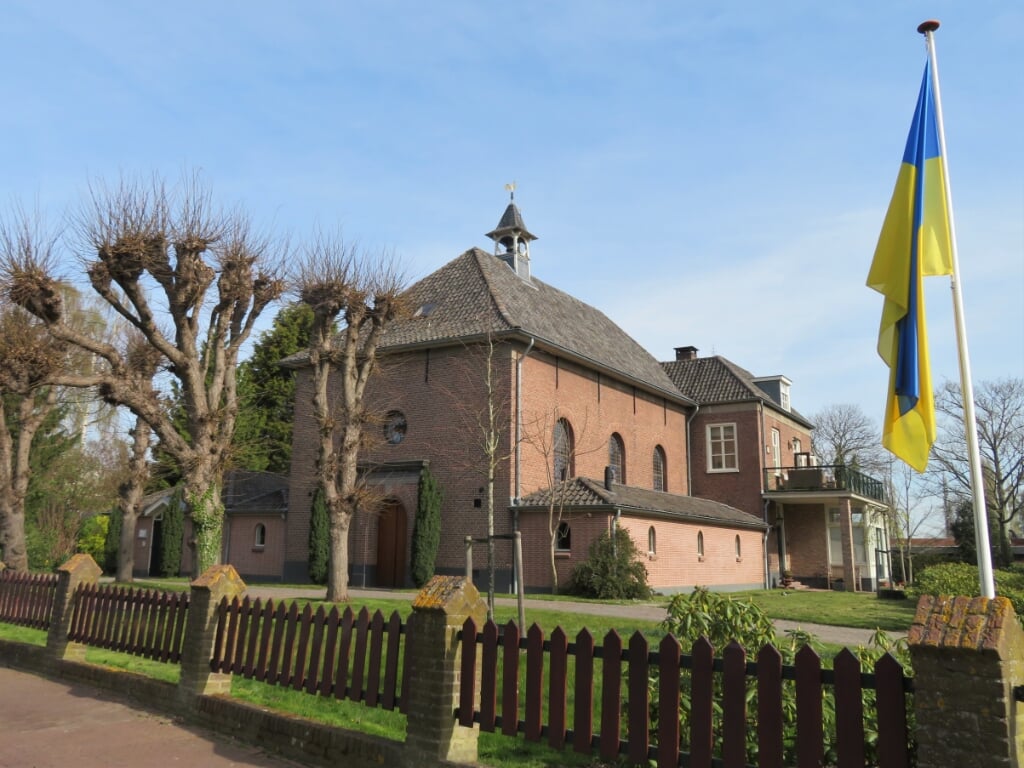 Protestantse Kerk in Beuningen, met de Oekraïne vlag, als solidariteit.