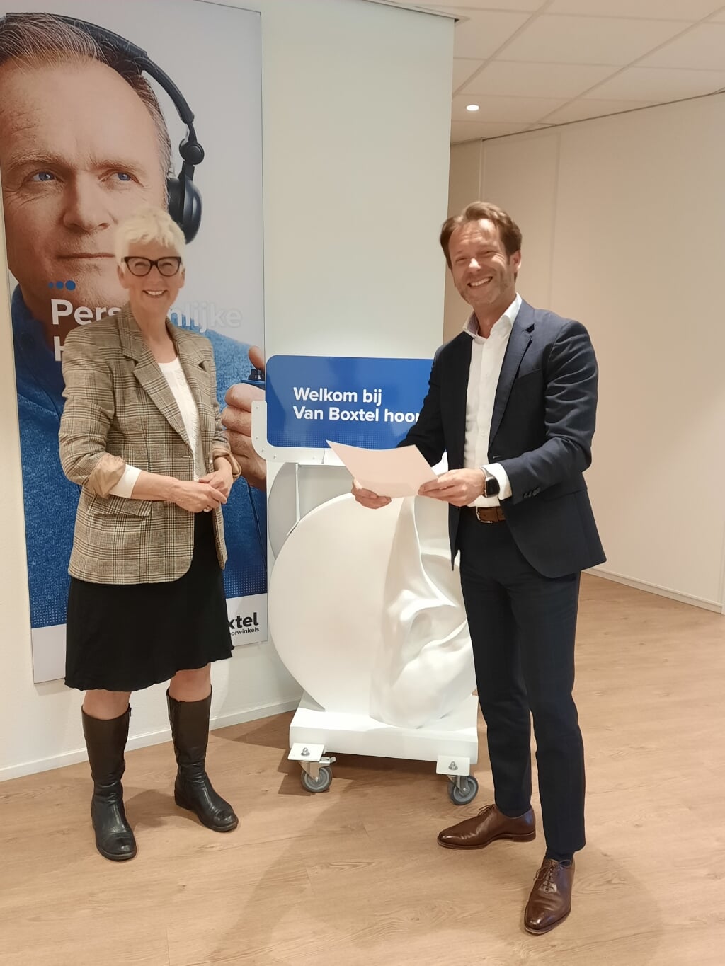 Paul Vondenhoff neemt namens alle medewerkers van Van Boxtel hoorwinkels het certificaat Samen dementievriendelijk in ontvangst van Alzheimer Nederland.