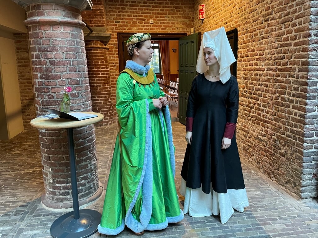 Modellen showen middeleeuwse kleding tijdens de opening van de tentoonstelling ‘Wijvenwereld’.