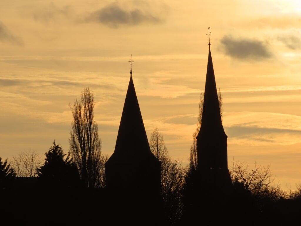 Zonsondergang met uitzicht op de kerktorens in Horssen