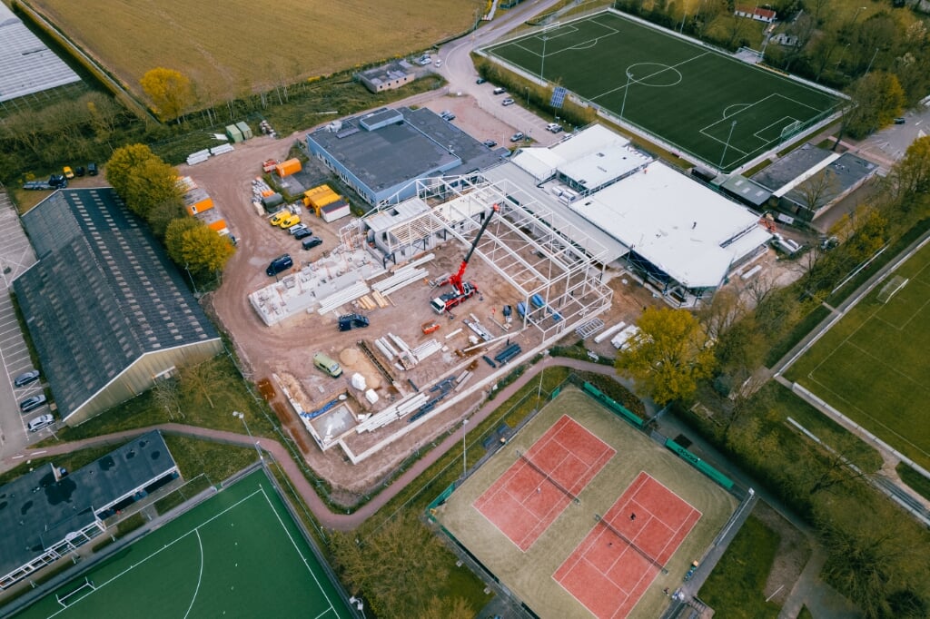 Dronefoto van de bouw van sportcomplex De Gelenberg.