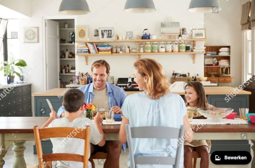 https://www.shutterstock.com/nl/image-photo/white-family-four-eating-lunch-their-1065552581