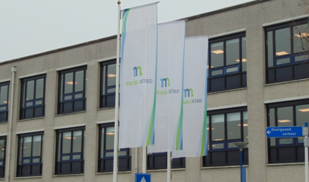 <p>De vlaggen bij het gemeentehuis.</p>