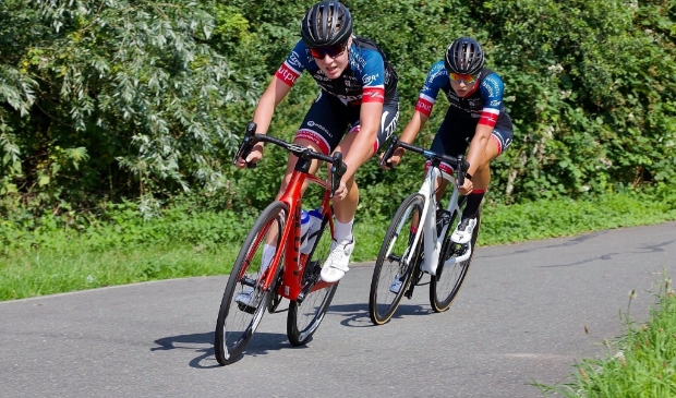 <p>Twee 'Schijndelse' rensters in actie.</p>