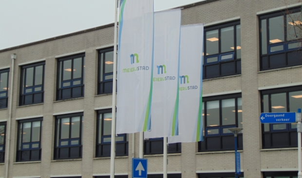 De vlaggen bij het gemeentehuis.