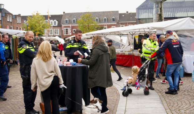 <p>Op de weekmarkt van Schijndel kon men in gesprek gaan met de politie.</p>