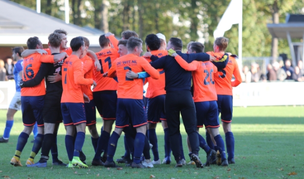 <p>Schijndel/DE WIT viert de overwinning op SV Avanti '31</p>