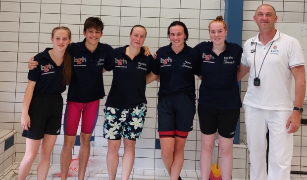 <p>Lotte, Rens, Sandra, Nana, Mirelle en official Rob van de Ven</p>