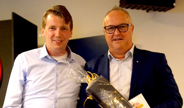 <p>Nieuwe voorzitter Roy van Helvoirt en oud-voorzitter Jack Brus.</p>