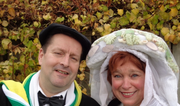 <p>Ronnie van Kaathoven en Agnes Dissel zijn het boerenbruidspaar.</p>