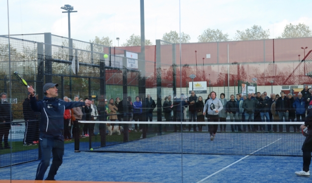 <p>Coach Jeroen volleyt de bal tijdens de demonstratiepartij. Foto: Kevin van Crey.</p>