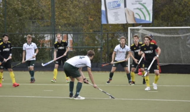 De Hopbel middenvelder Willem Steenbakkers aan de bal.
