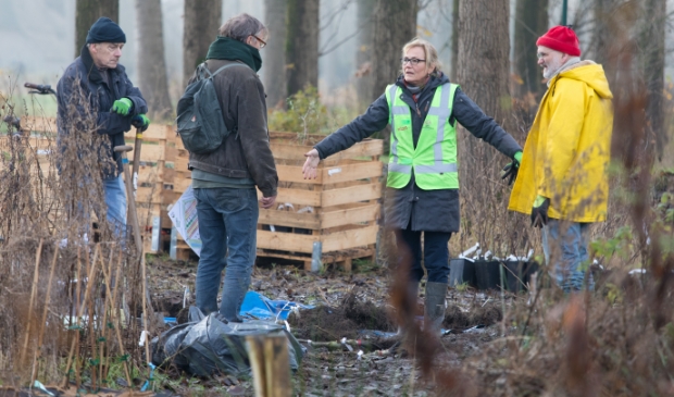 <p>Ineke Barten legt de vrijwilligers uit wat ze mogen doen. <br>Foto: Wiek van Lieshout</p>