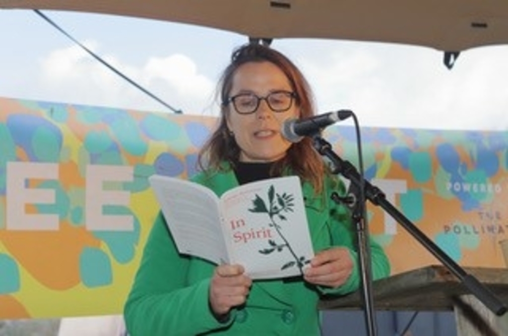 <p>Beitske Bouwman tijdens presentatie in het Voedselbos in Amsterdam.</p>