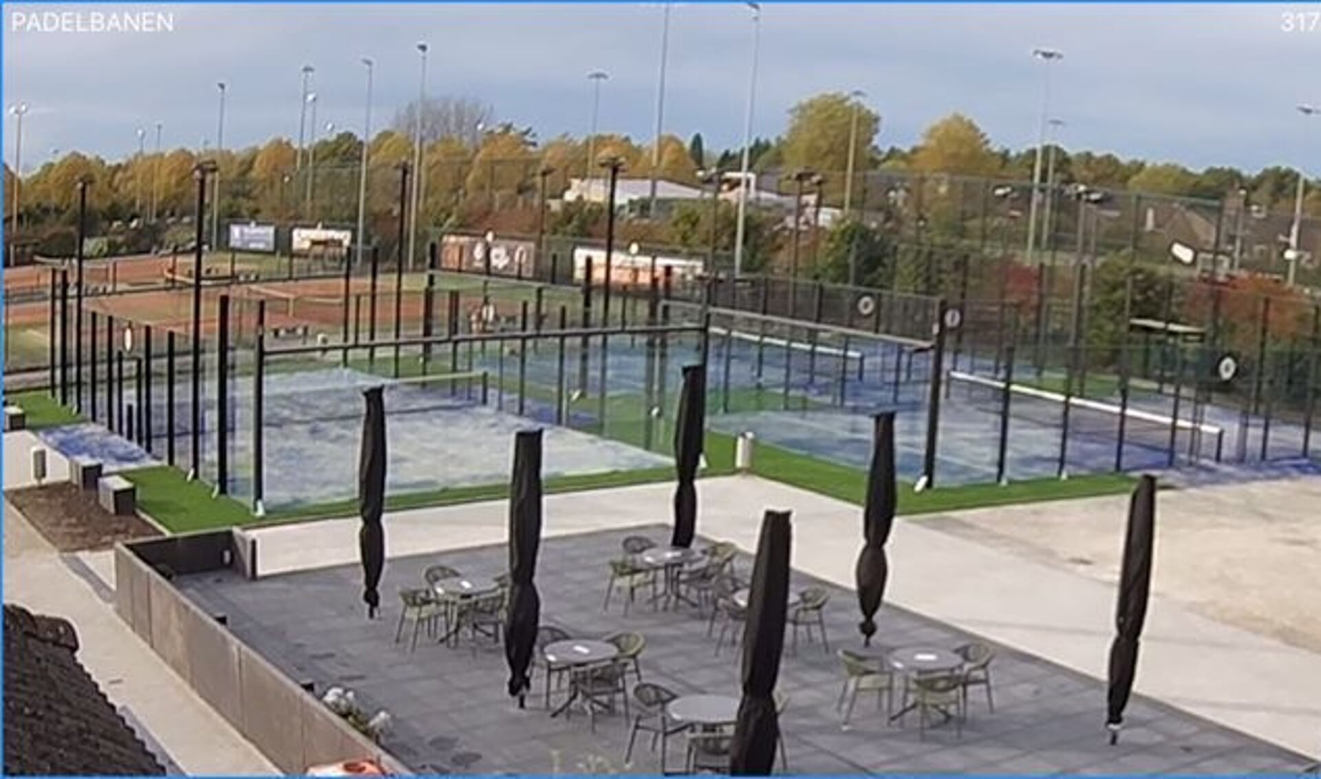 Vanaf het terras is het padel goed te volgen.