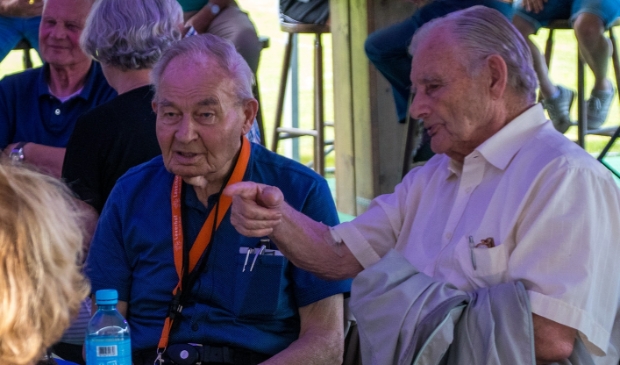 <p>Piet Brus (l) samen met zijn broer Jo.</p>
