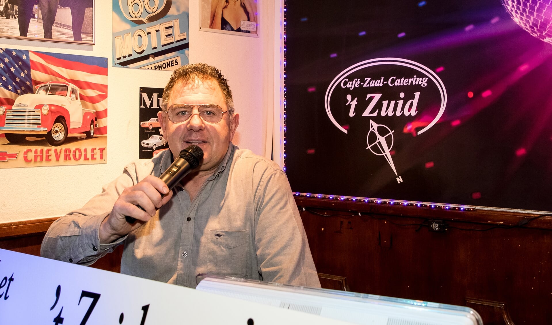 DJ Wim de Laat achter zijn microfoon. Foto: Wiek van Lieshout.