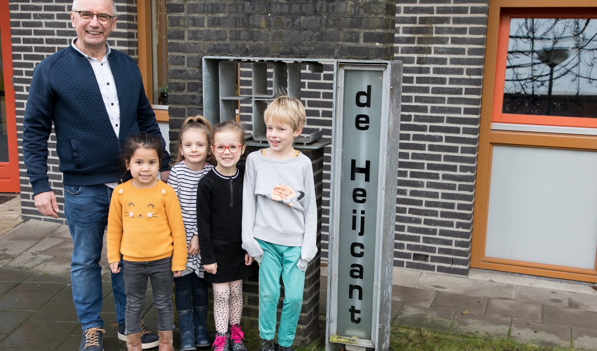Meneer Geert met enkele leerlingen voor bs De Heijkant. Foto Wiek van Lieshout.