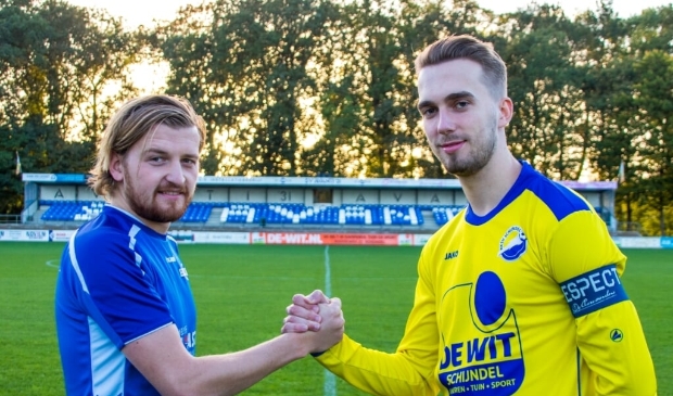 <p>Renzo Brus van SV Avanti'31 en Thomas-Jan van Raaij van RKSV Schijndel waren klaar voor de derby (Foto: Bas Ulehake).</p>