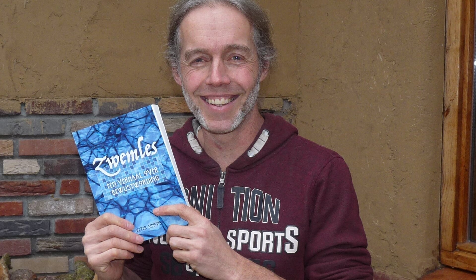 Peter Simons met zijn eerste boek 'Zwemles'