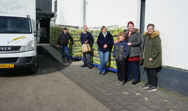 <p>Bianca en haar zoon Mike (tweede van rechts) leveren trots de opbrengst aan de Vincentiusvereniging.</p>