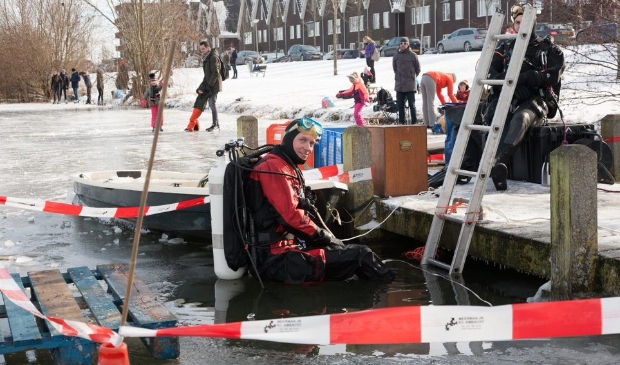 <p>Eindelijk was het zover, een frisse duik onder het ijs!</p>