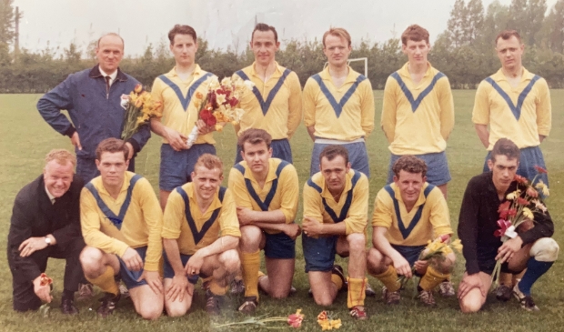 <p>Kampioensfoto 1965 met aanvoerder Joep van der Heijden, staand 3e van links.</p>