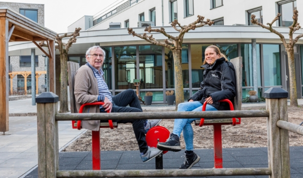 <p>De heer Van de Wijdeven samen met Agnes de Veth, coördinator team Wijkbeheer bij Woonmeij </p>